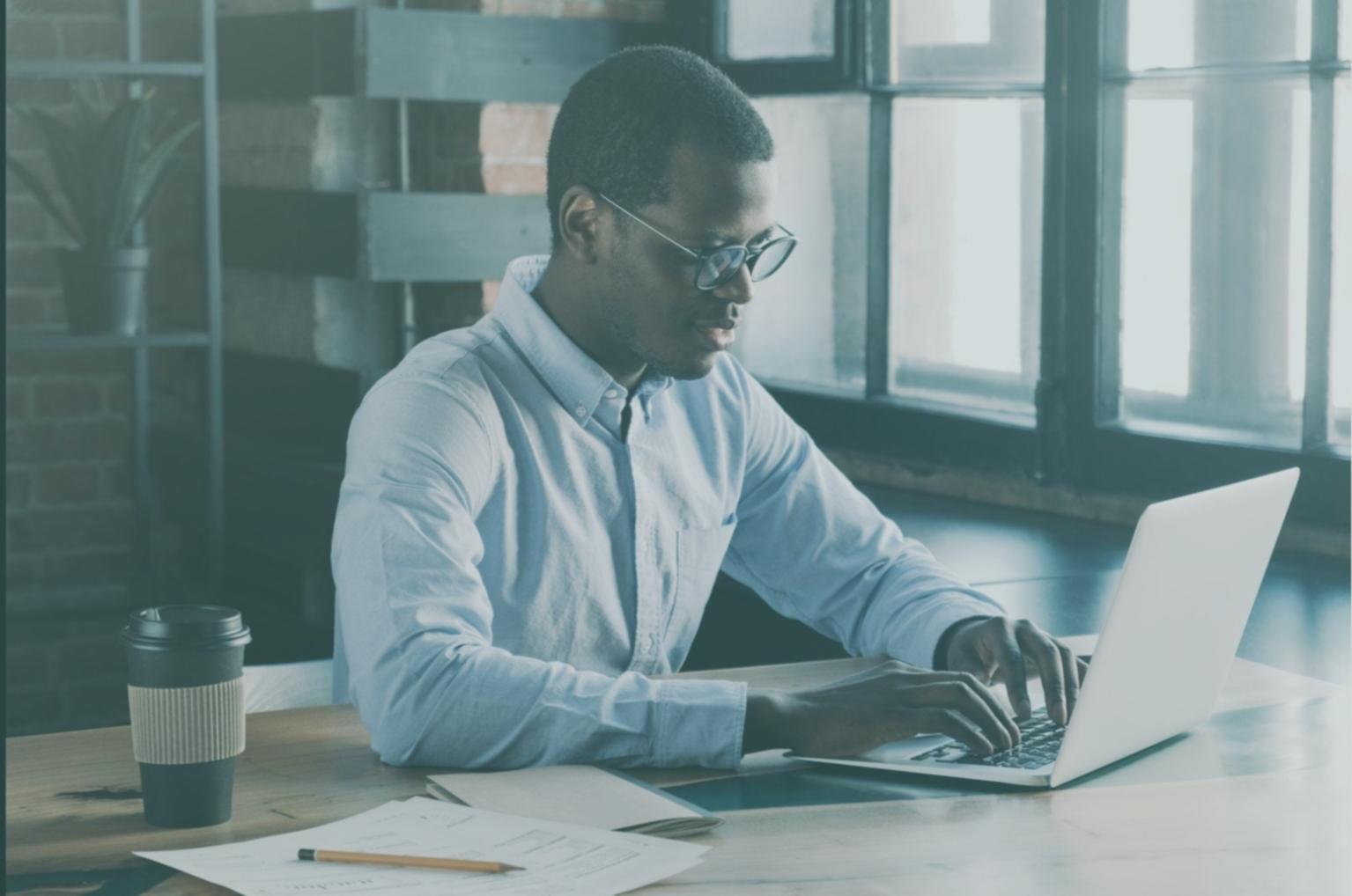 Equipo trabajando en optimización de procesos