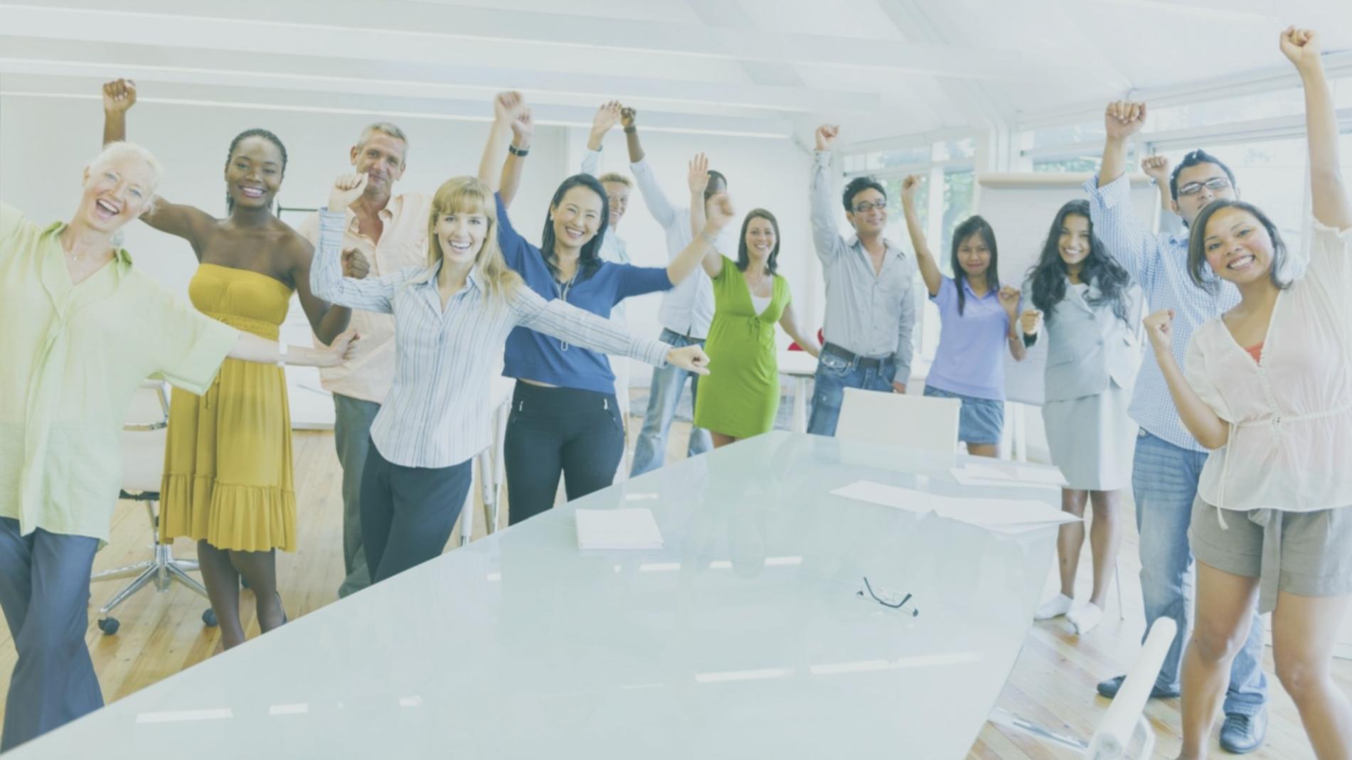 Sesión de taller presencial con participantes colaborando en diagramas de proceso