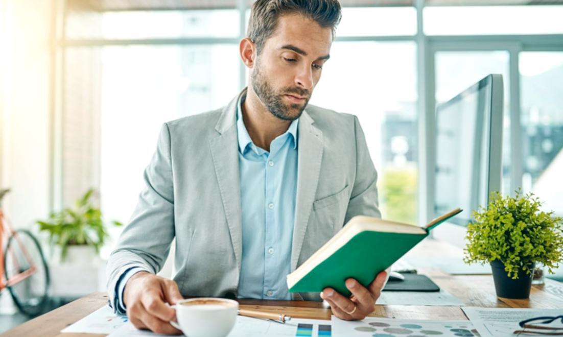 Participantes trabajando en ejercicios de mapeo de procesos